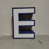EEE Leuchtbuchstabe mit Riß  /