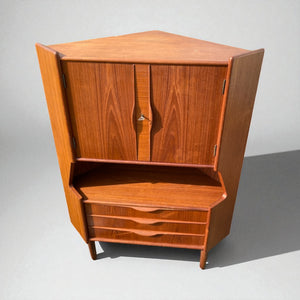 Eckschrank aus Teakholz innen verspiegelt dänisch 70er Jahre  /