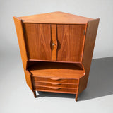 Eckschrank aus Teakholz innen verspiegelt dänisch 70er Jahre  /