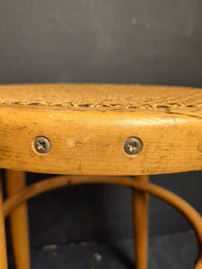 Hocker Holz Thonet mit Sitzfläche aus Wiener Geflecht   /