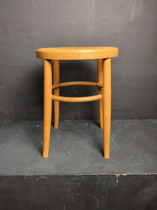 Hocker Holz Thonet mit Sitzfläche aus Wiener Geflecht   /