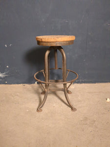 Hocker Metall/ Holzsitzfläche  /