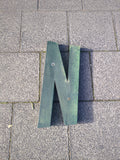 Schriftzug "JUNG"aus grünen Metallbuchstaben