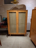 Kleiderschrank mit Glastüren  /