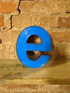 eee Leuchtbuchstabe  /