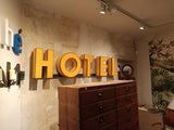 Schriftzug "HOTEL" Leuchtbuchstaben