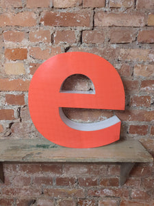 eee Leuchtbuchstabe /