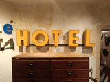 Schriftzug "HOTEL" Leuchtbuchstaben