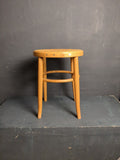 Hocker Holz Thonet mit Sitzfläche aus Wiener Geflecht   /