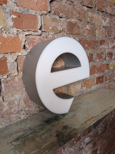 eee Leuchtbuchstabe  /