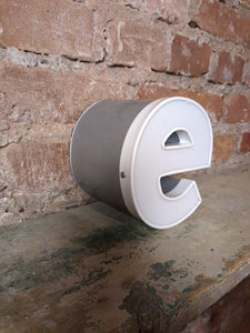 eee Leuchtbuchstabe  /