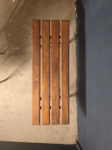 Holzbank auf Metallgestell