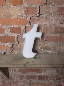 ttt Leuchtbuchstabe  /