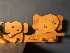 Garderobe aus Holz  /