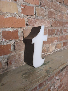 ttt Leuchtbuchstabe  /