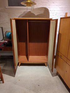 Kleiderschrank mit Glastüren  /