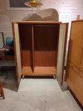 Kleiderschrank mit Glastüren  /