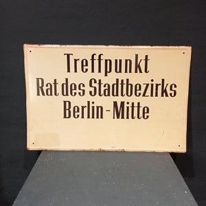 Blechschild " Treffpunkt Rat des Stadtbezirks Berlin -Mitte+