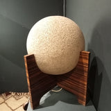 Kugellampe auf Holzsockel